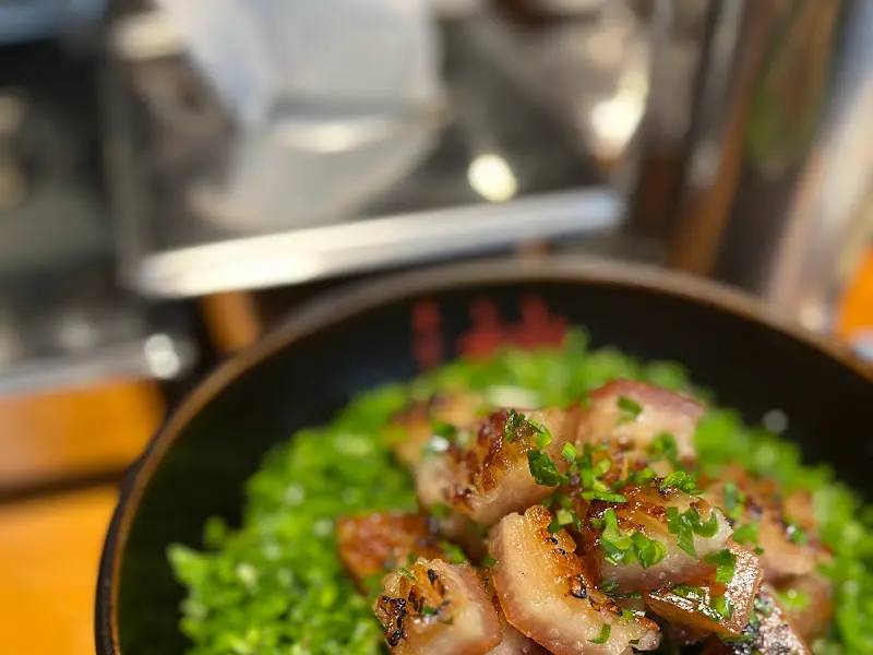 돼지 껍데기가 토핑된 아부라소바