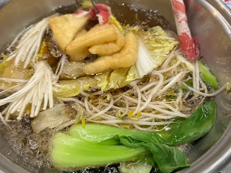 샤브샤브에 야채와 고기를 넣어 끓이는 모습