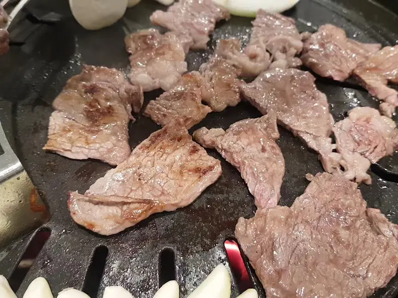 숯불 위에서 익어가는 고기