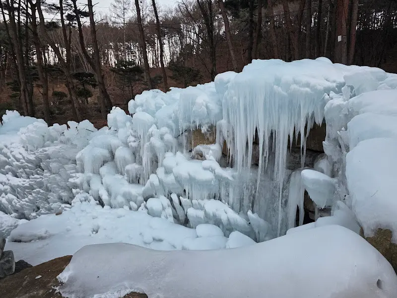 겨울 팔공산의 얼음 절벽
