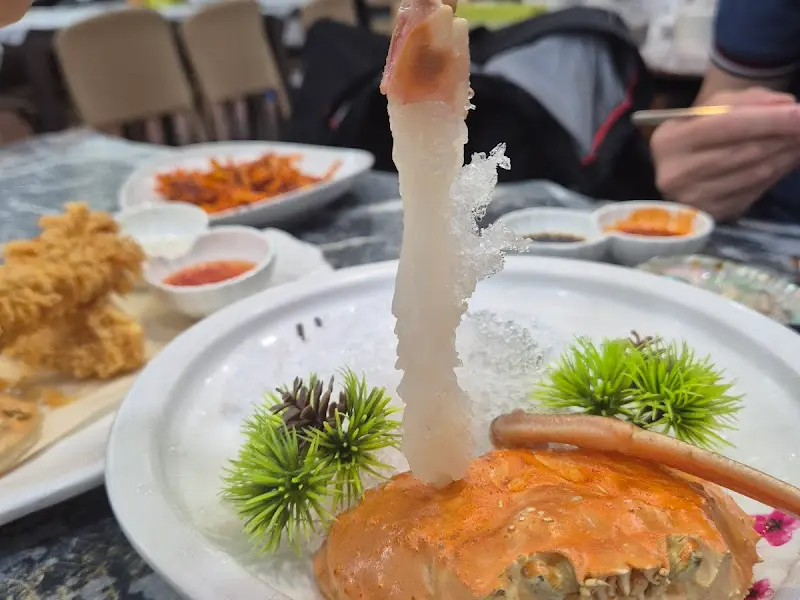 얼음 위에 올려진 싱싱한 대게 다리 회