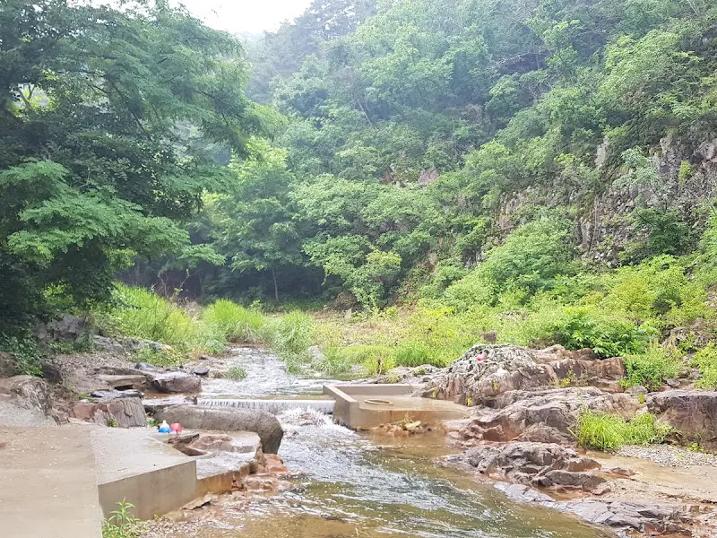 상탕 약수터 옆 계곡 풍경