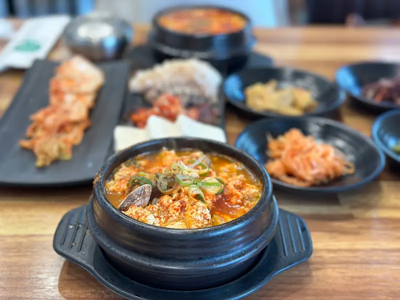 순두부찌개와 밑반찬 한 상 차림