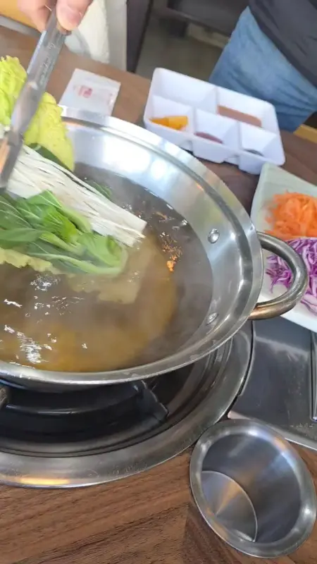 샤브샤브 재료 투하