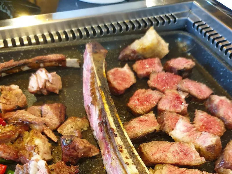 불판 가득 구워진 우대갈비