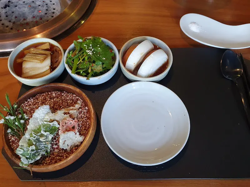 정갈하게 담겨 나온 곁들임 찬들