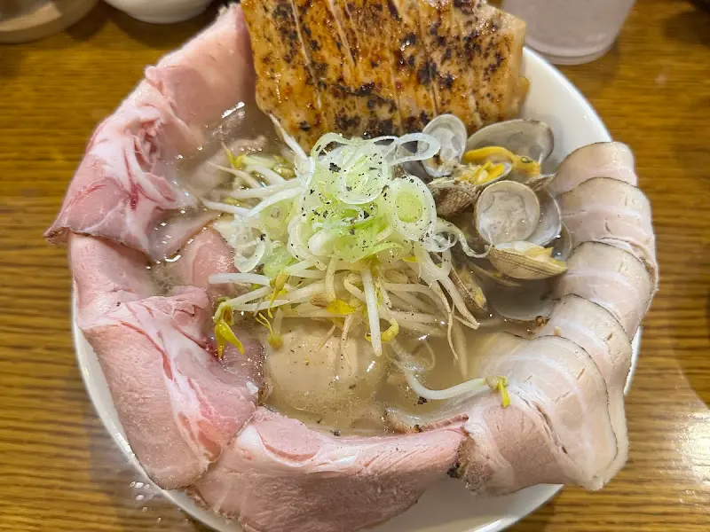 고기와 바지락이 푸짐하게 들어간 라멘