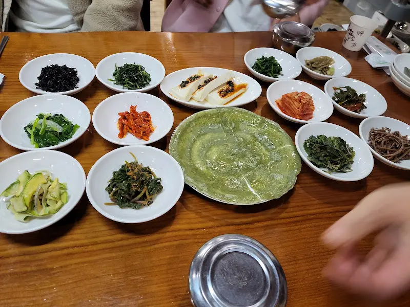 한 상 가득 차려진 뽕잎밥상