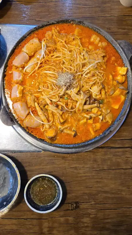 맛있게 끓여진 한우곱창순대전골
