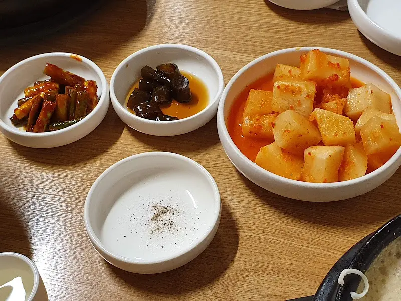 인삼주와 반찬 클로즈업