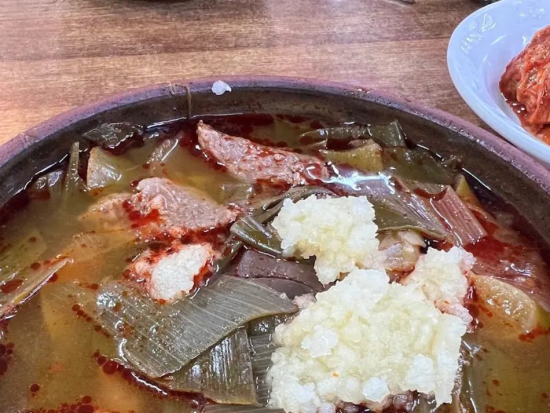 국밥 위에 다진 마늘 한 스푼