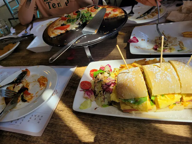 피자와 샌드위치가 놓인 테이블