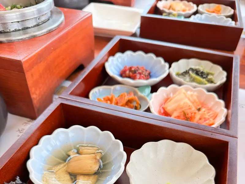 정갈한 반찬 클로즈업. 맛깔스러운 색감이 식욕을 자극한다.