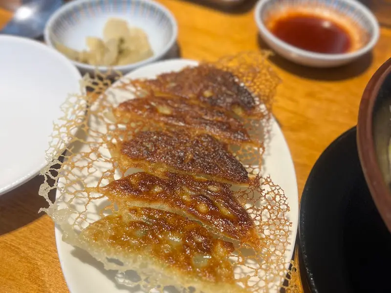 노릇하게 구워진 교자