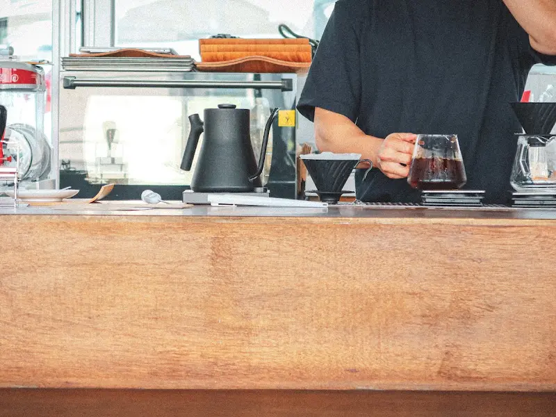 드립 커피를 내리는 바리스타의 모습