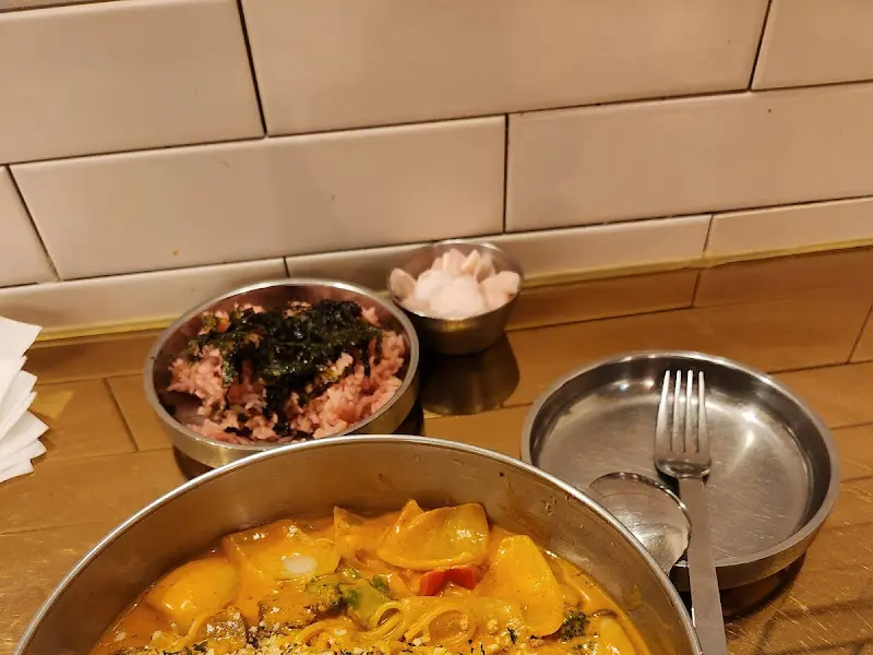 바비레드에서 제공되는 빨간 밥과 김가루