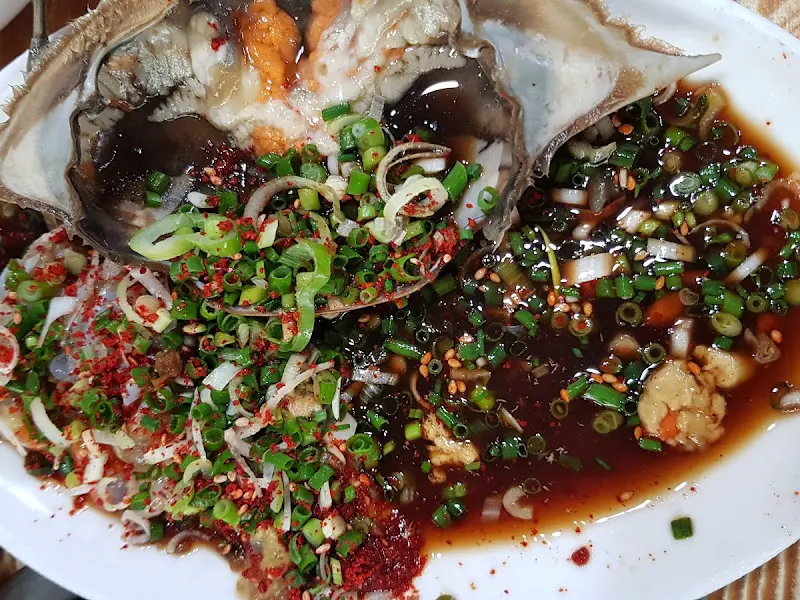 게딱지에 밥을 비빈 모습