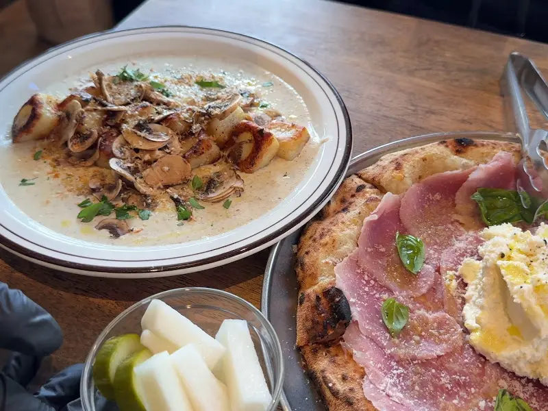 크림 감자 뇨끼와 꼬또 에 리코타 화덕피자