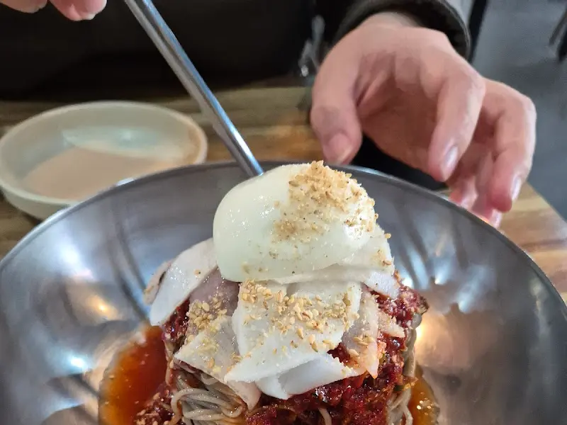 퇴계막국수 비빔막국수 비비는 모습