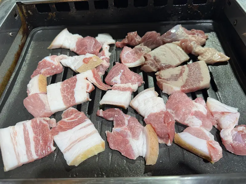 불판 위의 돼지고기