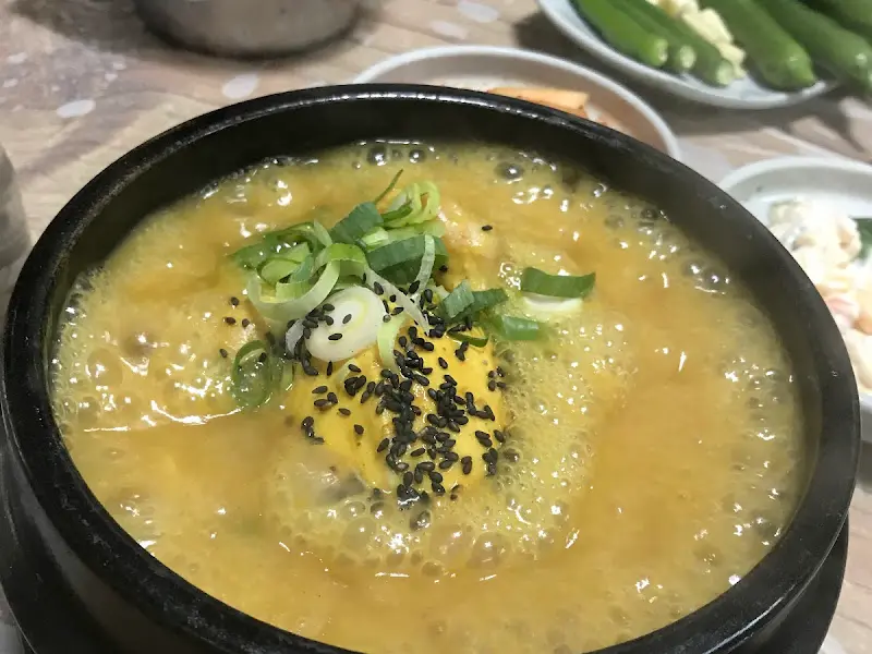 뽀얀 삼계탕 국물