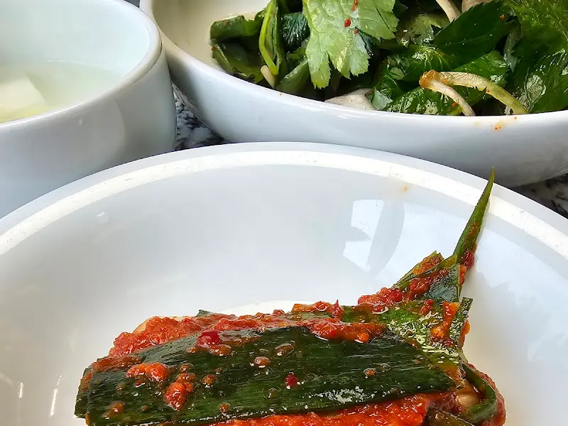 매콤한 양념이 돋보이는 밑반찬