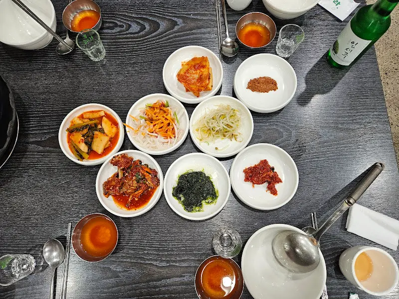 다양한 밑반찬이 차려진 테이블 전경