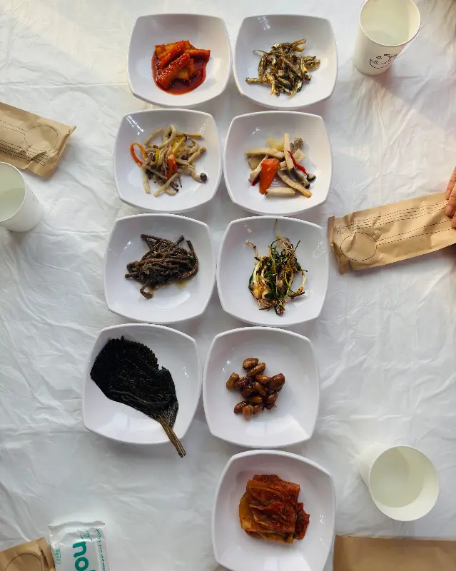 정갈하게 차려진 밑반찬