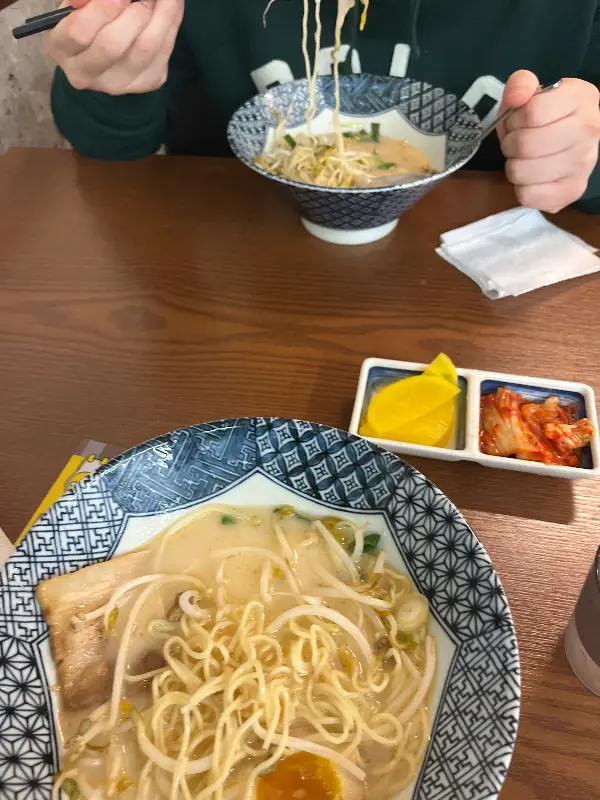 라멘 먹는 모습