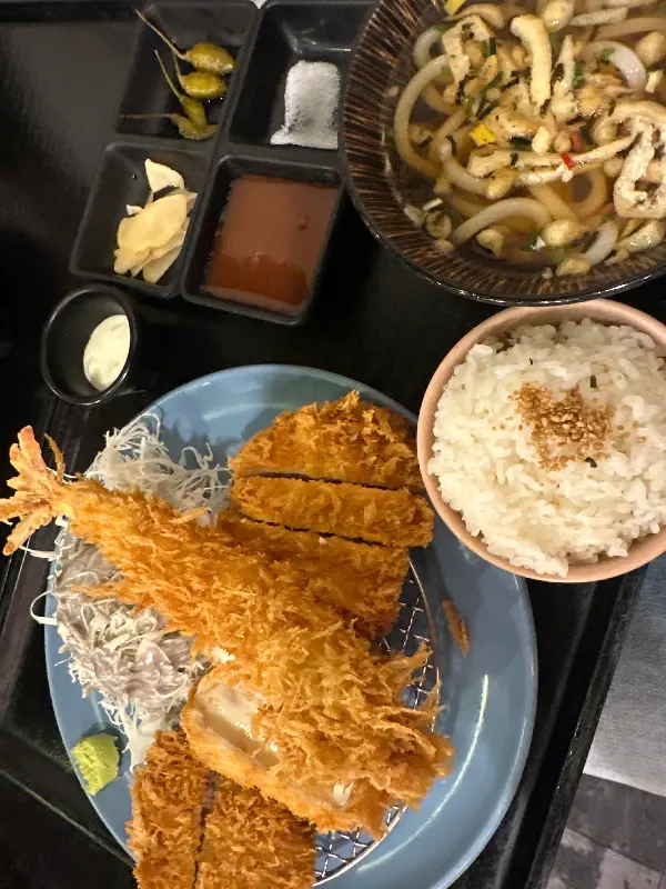 푸짐하게 올려진 돈까스