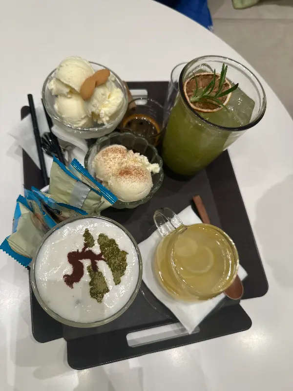 쇼케이스 안의 애플 크럼블 케이크