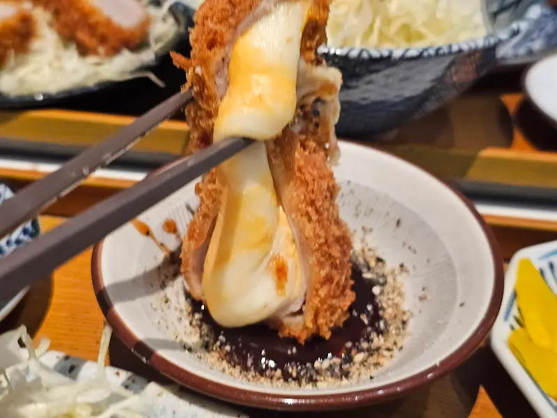 치즈카츠 들어올리기