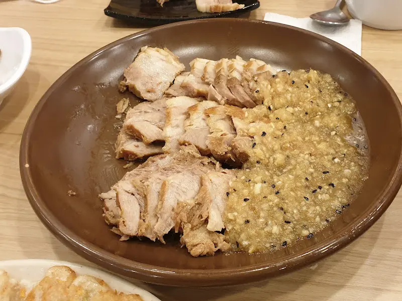 마늘 양념이 듬뿍 올려진 윤기 좔좔 보쌈