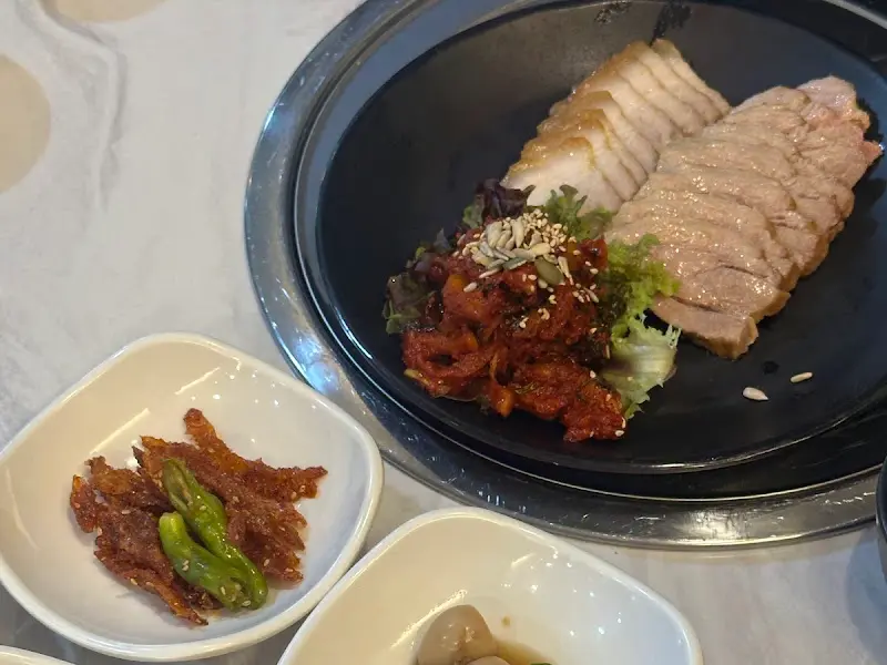 윤기가 좔좔 흐르는 보쌈 수육