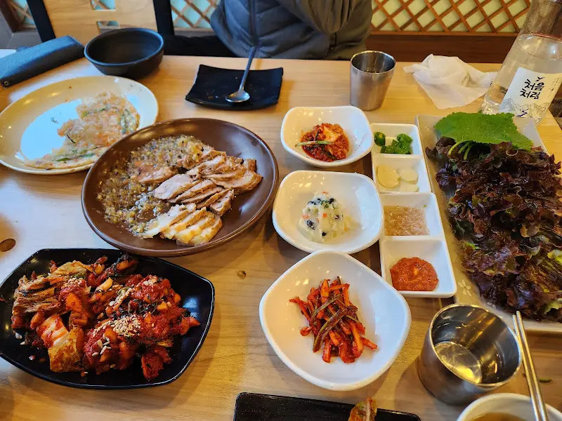 한상 가득 차려진 보쌈과 반찬들