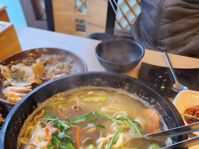 보쌈과 칼국수의 환상적인 조합