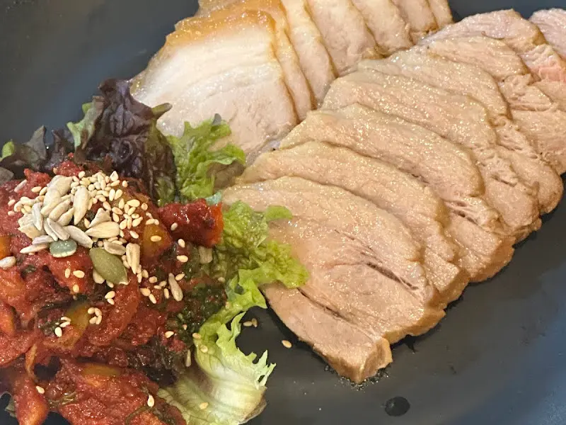 싱싱한 쌈 채소와 함께 즐기는 보쌈