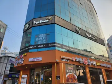 야, 동대문 쇼핑하다 24시간 교촌에서 치킨 먹는 맛, 여기가 진짜 맛집이야!
