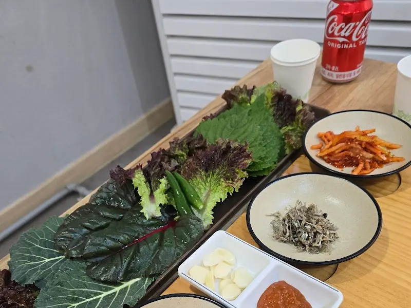 푸짐한 쌈채소와 밑반찬