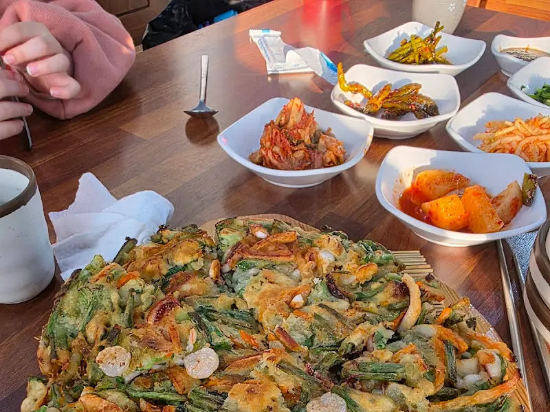 해물파전과 밑반찬