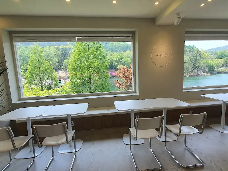 창밖으로 보이는 고모리 저수지 뷰