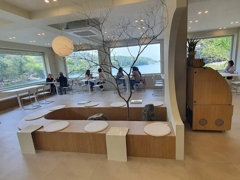 카페 내부 테이블 좌석