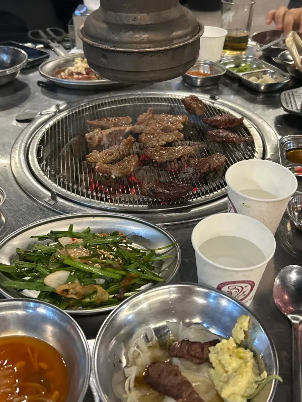 푸짐하게 차려진 낭만소갈비 한 상