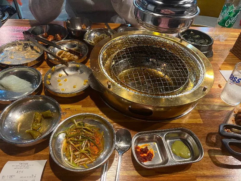 투계돈의 깔끔하게 정돈된 테이블 모습