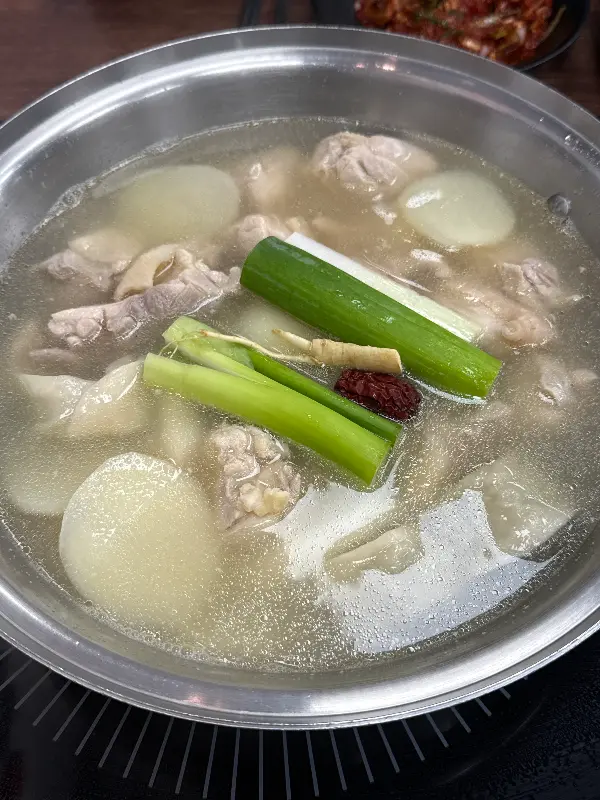 닭고기, 대파, 인삼, 대추 등 몸에 좋은 재료가 듬뿍!