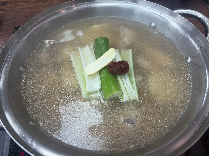 인삼, 대추 등 몸에 좋은 재료들이 듬뿍 들어가 끓고 있는 닭한마리