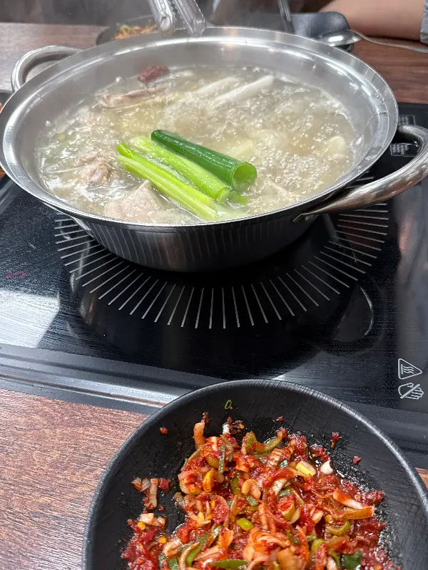 매콤새콤한 특제 소스에 닭고기를 콕 찍어 먹으면 환상의 맛!