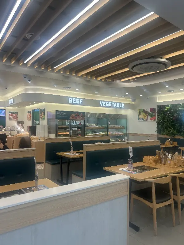 넓고 깔끔한 매장 내부