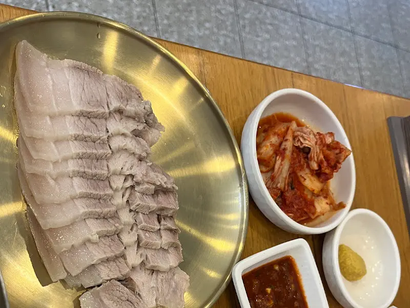 윤기가 좔좔 흐르는 돼지 수육