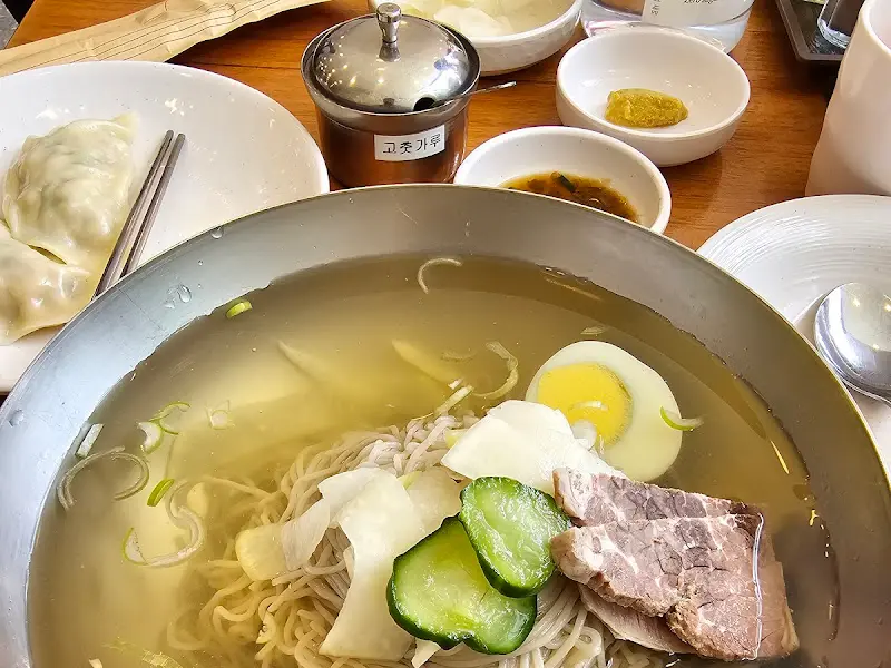 살얼음이 동동 뜬 평양냉면